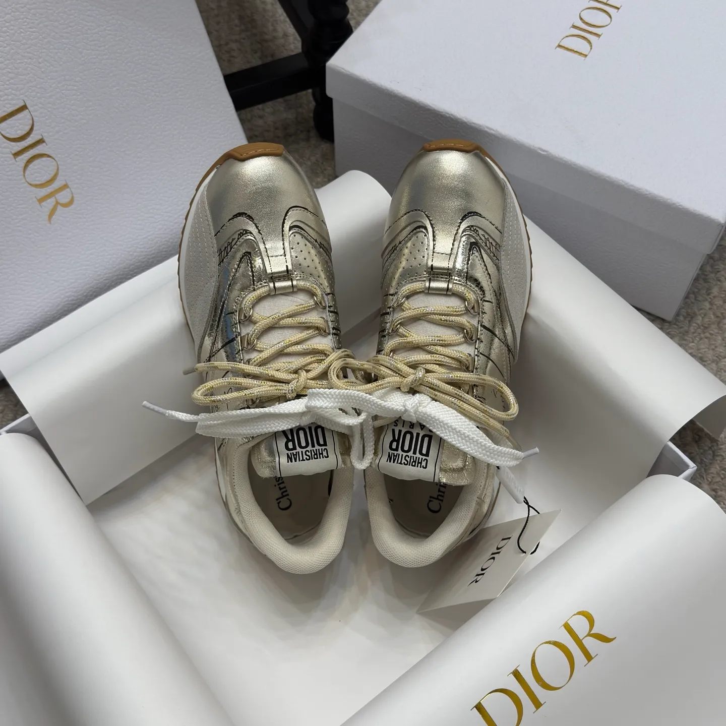 👟👟Ex-factory price 580👟👟 Original purchase and development 𝐂h𝐑𝐈𝐒𝐓𝐈𝐀𝐍 𝐃𝐈or This Dior Vibe Dior sneaker incorporates Dior's haute couture spirit and reinterprets the classic running shoes, moral training shoes. Forrest Gump shoes. Matched with Oblique Printed 3D printing technology reproduces the original fabric to create a contrasting modern style. The details are displayed with a 3D effect, and the iconic details of the logo decoration on the side and back are further embellished. It complements various casual or elegant items to create a modern look.  ✅The tongue is decorated with the Christian Dior PARIS Logo in 3 different colors and overlapping fabric lines. It is consistent with the original version. It is full of details. Welcome to compare and compare with the ordinary version on the market. ✅The original rubber TPU sole is decorated with the DIOR logo. The convex and concave rubber sole is decorated with the Christian Dior lucky star symbol. ✅Size: 35-40 (41 can be customized)